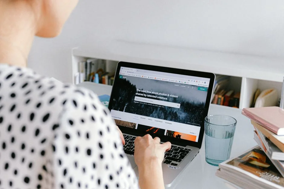 Une tablette affichant un site financier, accompagnée d’un clavier blanc et d’une souris. Idéal pour des images de stock à thème technologique.